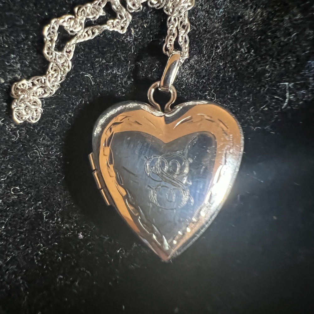 18k white gold chain, it is a small chain